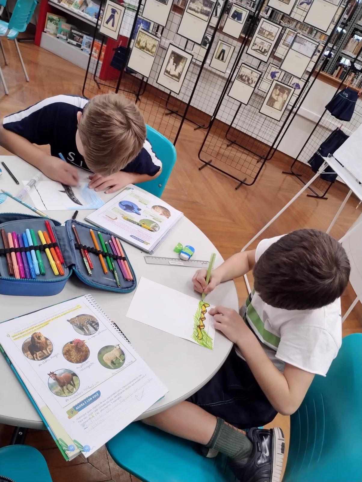 Estudantes do Colégio Sion Higienópolis realizando atividade de aprendizagem em sala de aula