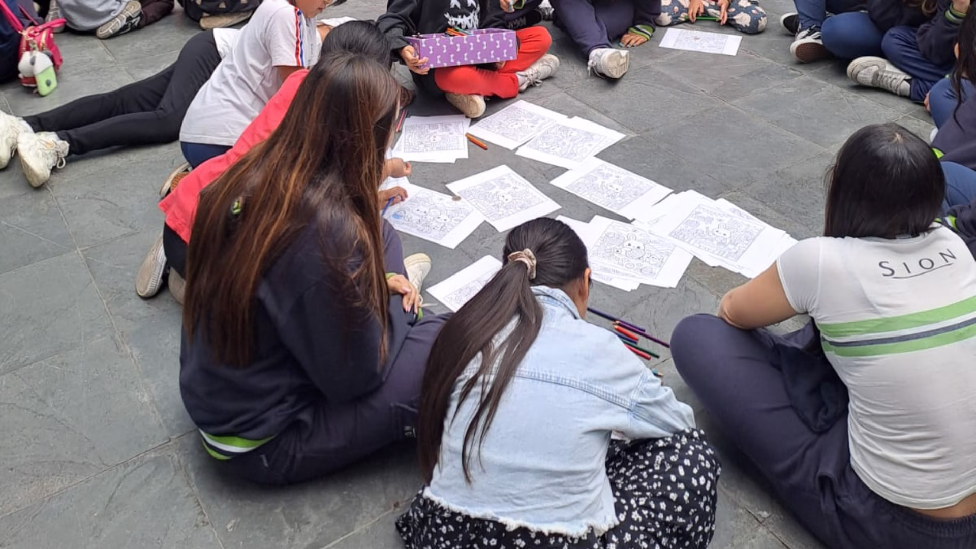 Estudantes participam de atividade coletiva do Projeto Fé e Vida no Colégio Sion Higienópolis.