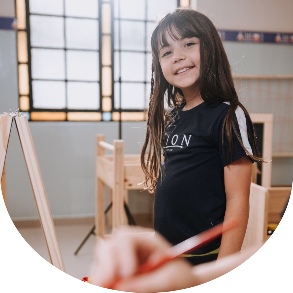 Estudante dos Anos Iniciais do Colégio Sion Higienópolis participando de atividade artística em sala de aula.