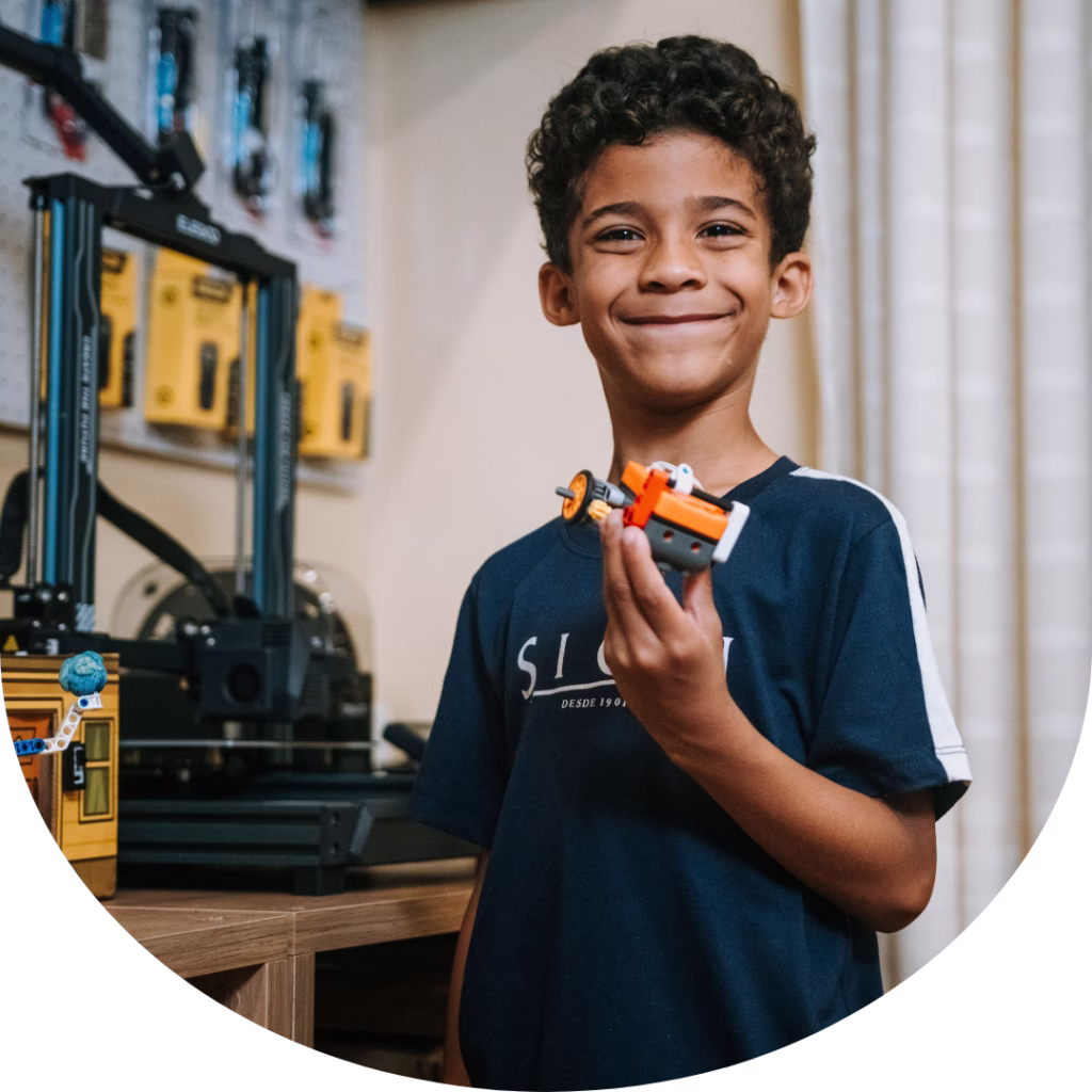 Estudante dos Anos Finais do Colégio Sion Higienópolis apresentando projeto em ambiente de tecnologia e aprendizagem.