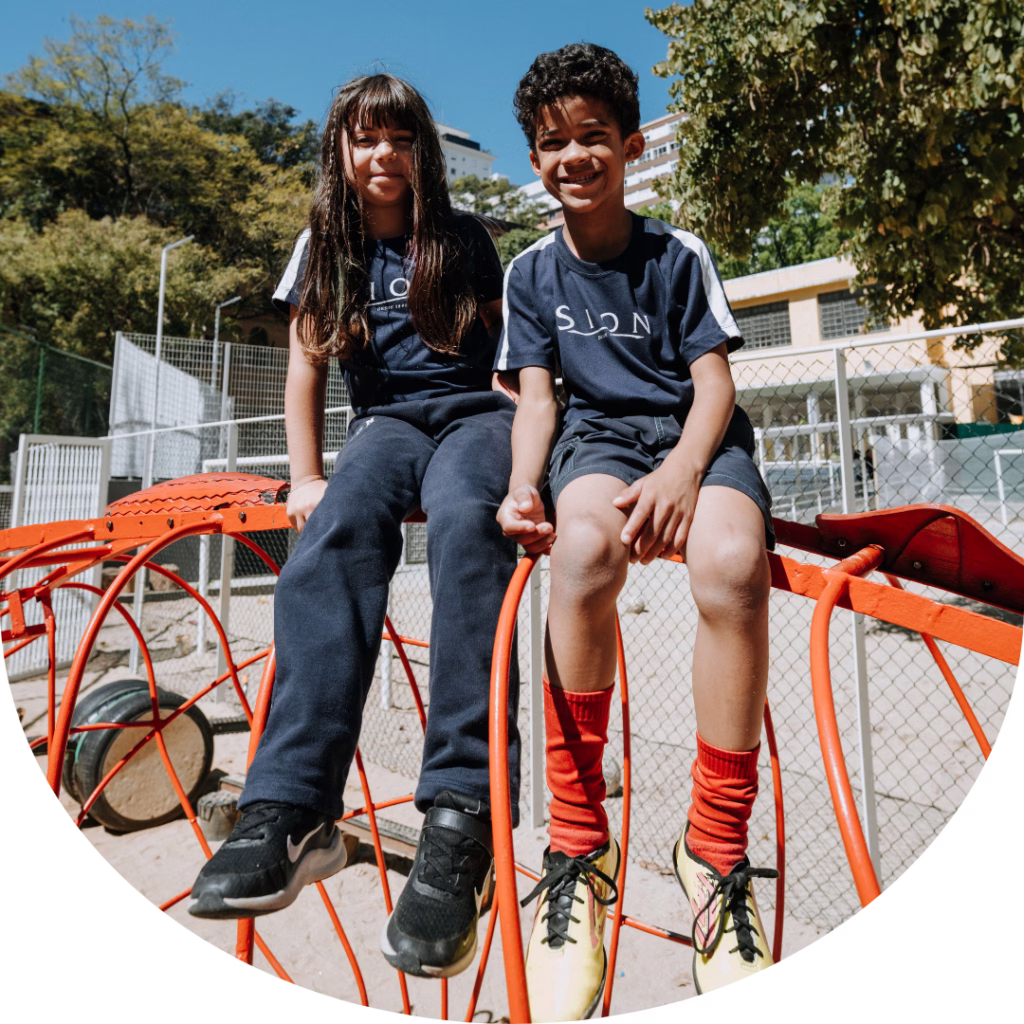 Estudantes do Período Integral do Colégio Sion Higienópolis em momento de convivência e movimento no espaço externo da escola.