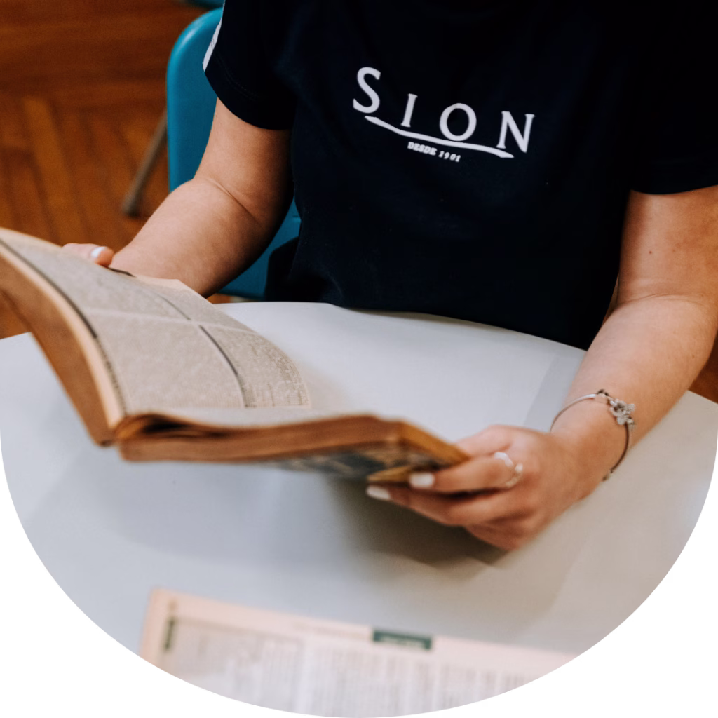 Estudantes do Colégio Sion Higienópolis em momento de leitura e reflexão no Projeto Fé e Vida.