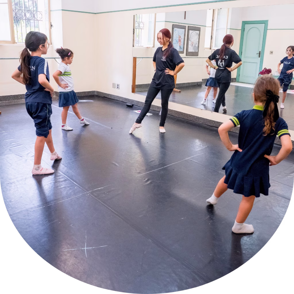 Estudantes do Colégio Sion Higienópolis participando de aula de dança e expressão corporal com educadora.