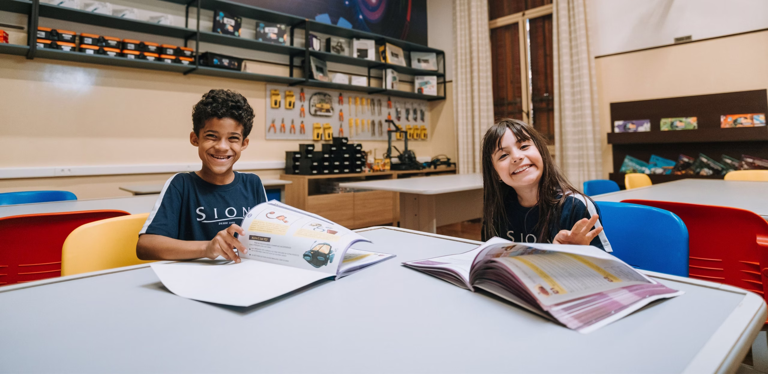 Estudantes do Colégio Sion Higienópolis em atividade de aprendizagem no espaço de Robótica da escola.