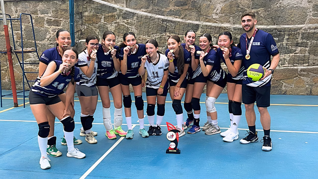 Equipe de vôlei do NAE do Colégio Sion Higienópolis posa com medalhas após competição.