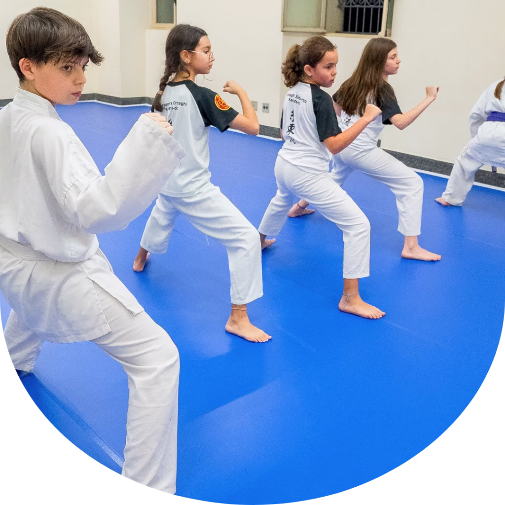 Estudantes do Colégio Sion Higienópolis participando de aula de karatê em atividade extracurricular.