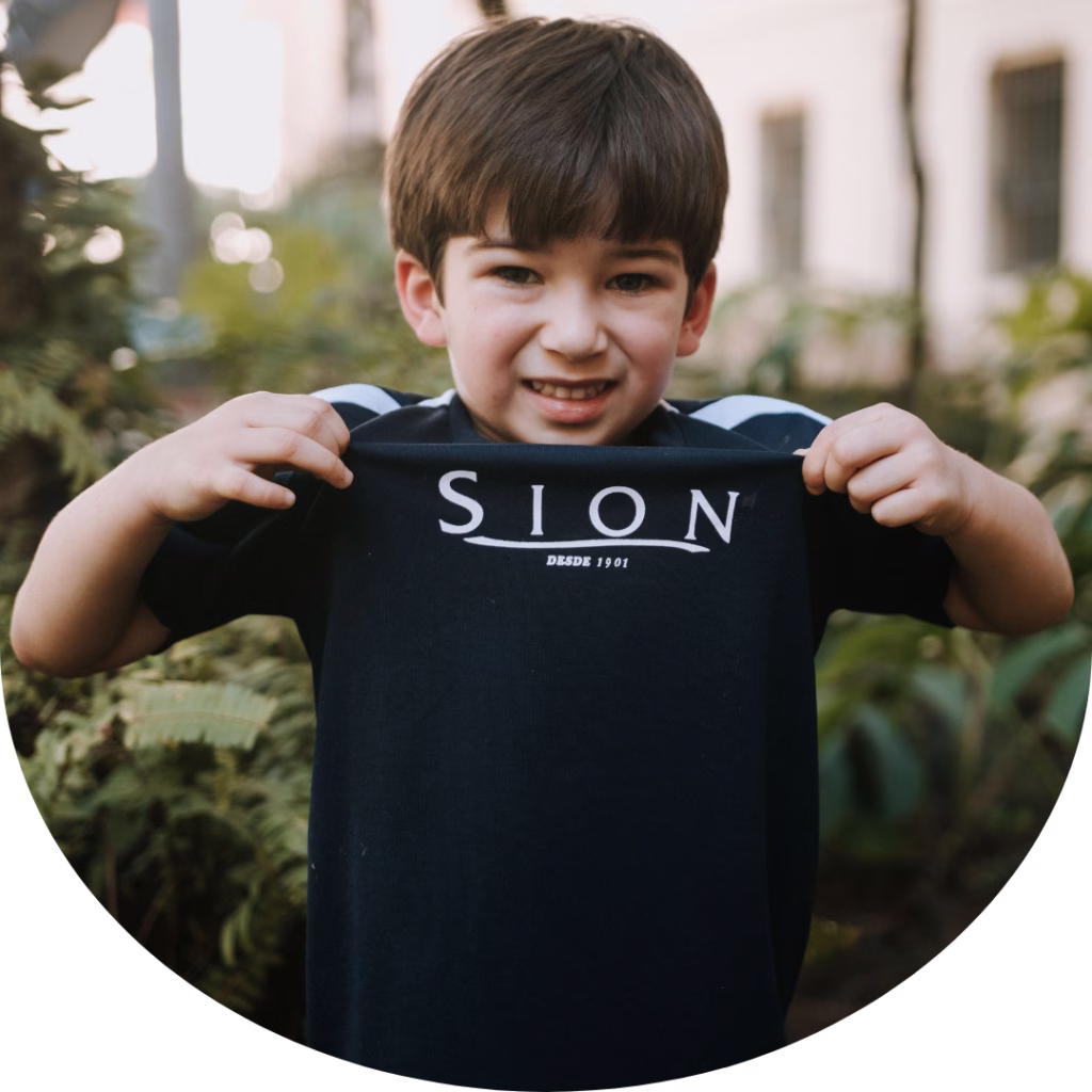 Estudante do Colégio Sion Higienópolis em área externa da escola vestindo o uniforme do Sion.