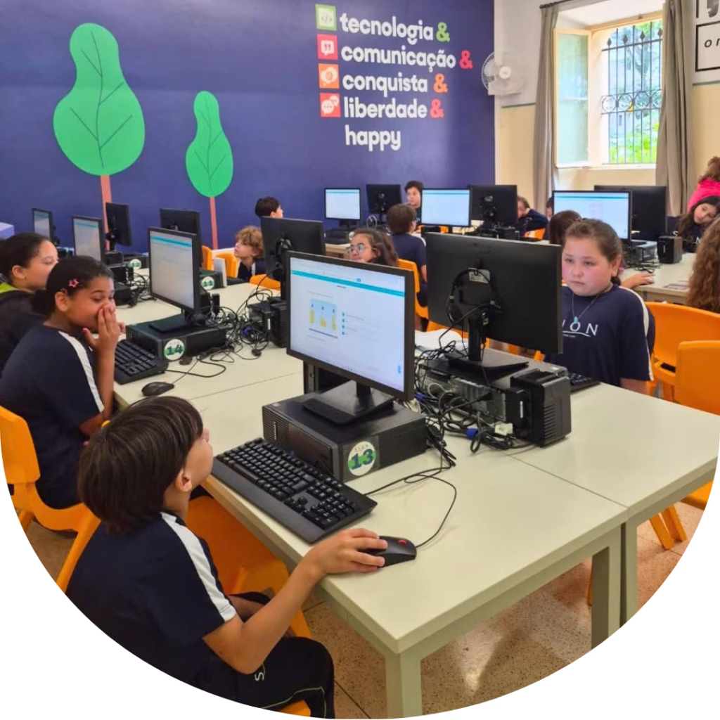 Estudantes do Colégio Sion Higienópolis realizando atividade de tecnologia e raciocínio em sala de informática.