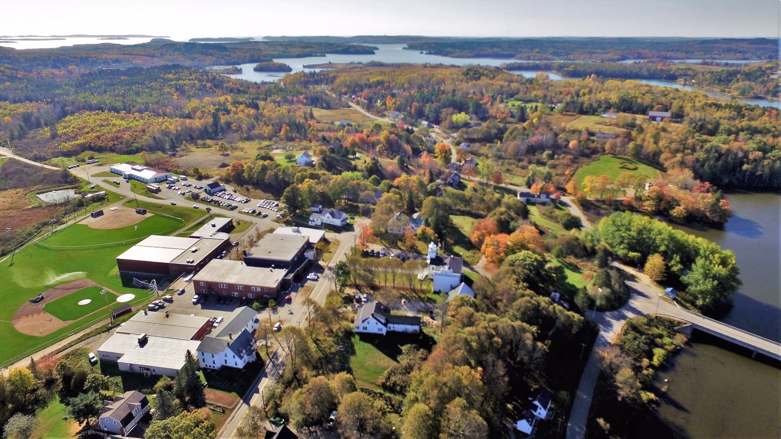 Vista aérea da região e do campus da Washington Academy, instituição parceira do Colégio Sion Higienópolis no Diploma Internacional.